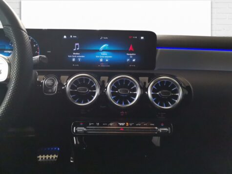 Mercedes-Benz – A 180 AMG Line