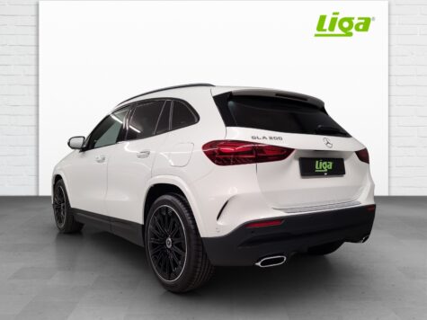 Mercedes-Benz – GLA 200 Night Star