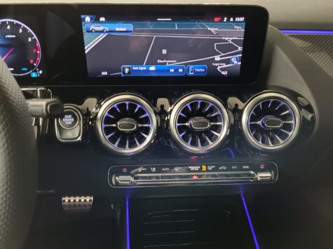 Mercedes-Benz – GLA 200 Night Star