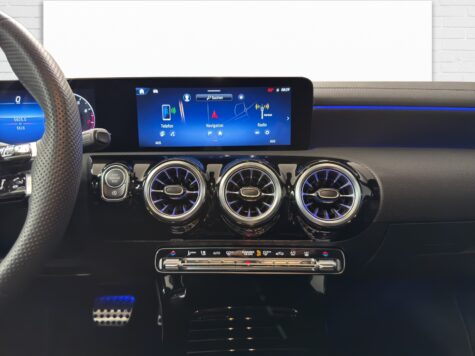 Mercedes-Benz – A 250 AMG Line 4 Matic