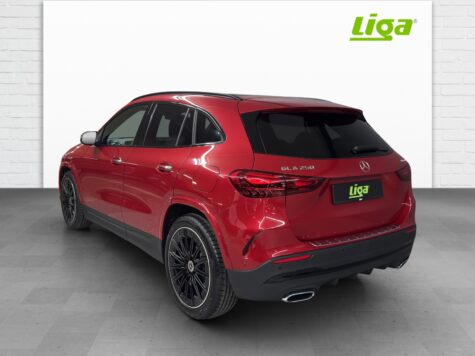 Mercedes-Benz – GLA 250 AMG Line 4Matic Swiss Star