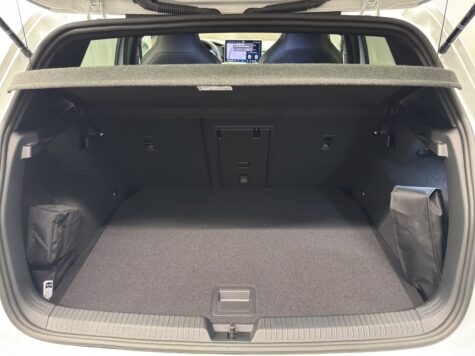 VW – Golf VIII 1.5 eTSI R-Line DSG