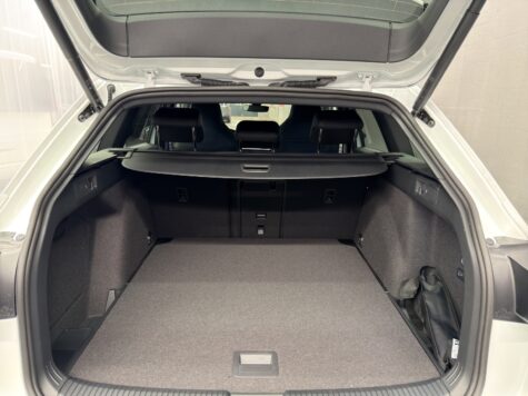 VW – Golf VIII Variant 1.5 eTSI R-Line DSG