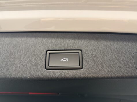 VW – Golf VIII Variant 1.5 eTSI R-Line DSG