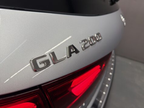 Mercedes-Benz – GLA 200 Progressive Line Night Star