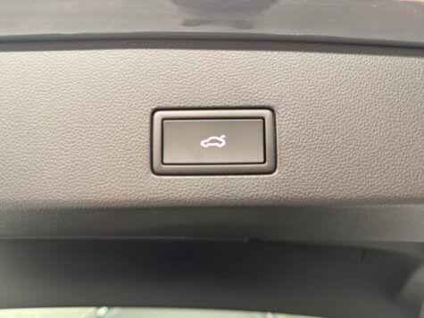 VW – Golf VIII Variant 1.5 eTSI R-Line DSG