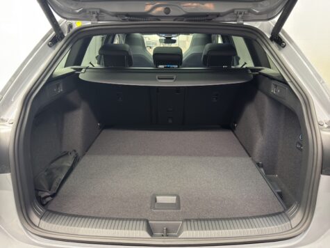 VW – Golf VIII Variant 2.0 TSI R-Line DSG 4motion