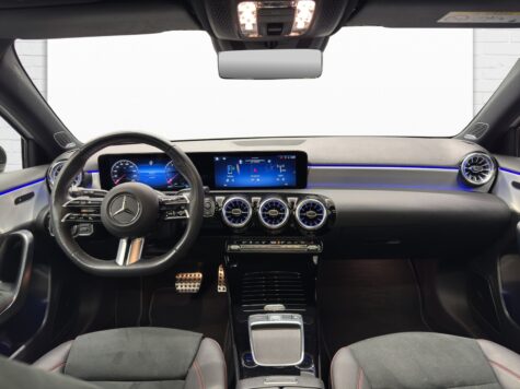 Mercedes-Benz – A 220 AMG Line 4Matic