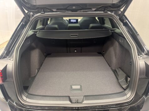 VW – Golf VIII Variant 1.5 eTSI R-Line DSG