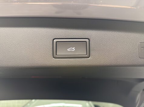 VW – Golf VIII Variant 1.5 eTSI R-Line DSG
