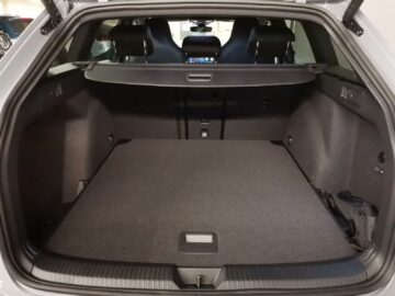 VW Golf VIII Variant 1.5 eTSI R-Line DSG