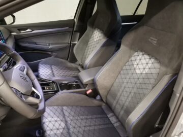 VW Golf VIII Variant 1.5 eTSI R-Line DSG