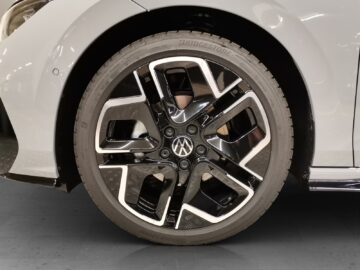 VW Golf VIII Variant 1.5 eTSI R-Line DSG