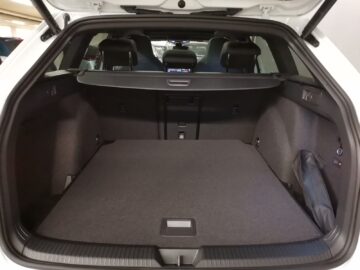 VW Golf VIII Variant 1.5 eTSI R-Line DSG