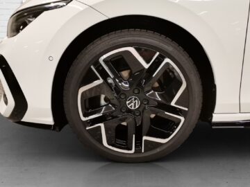 VW Golf VIII Variant 1.5 eTSI R-Line DSG